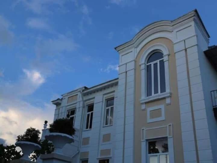 Бутик-Отель Белый Дом Балерины Sukhumi Exterior photo
