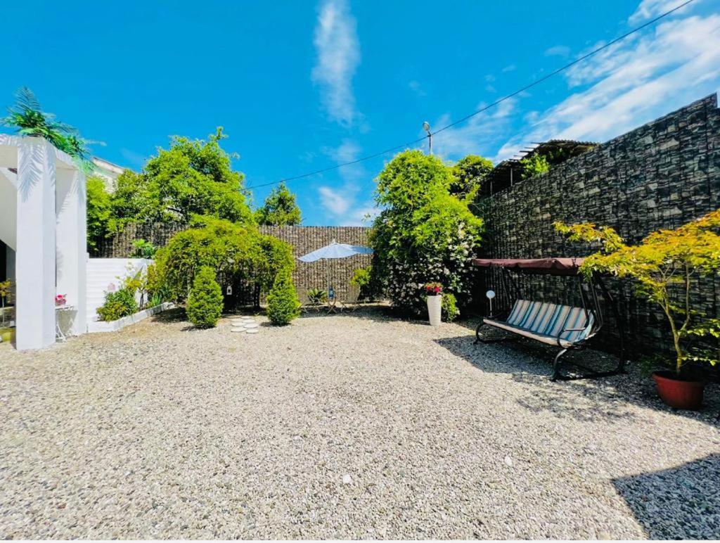 Бутик-Отель Белый Дом Балерины Sukhumi Exterior photo